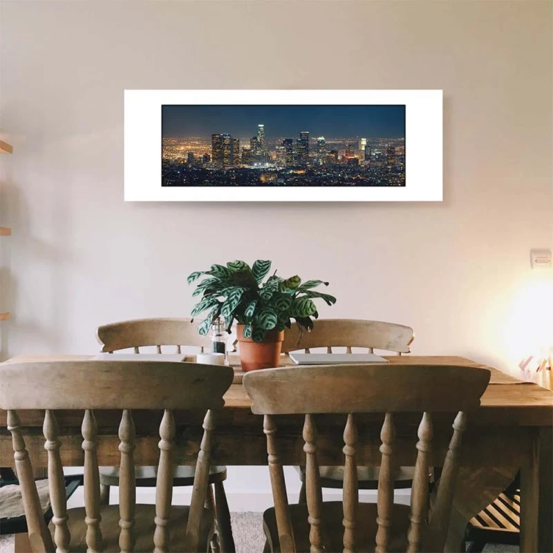 Skyline Los Angeles Nachts im weißen Bilderrahmen, 110x50cm