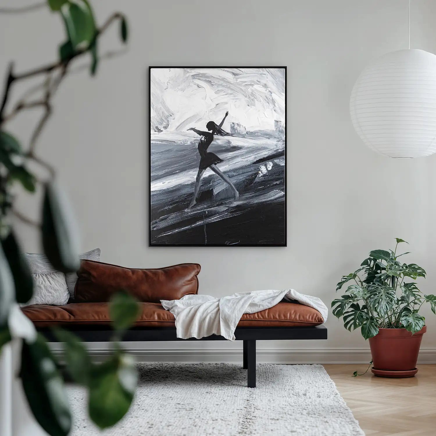 Wandbild echt handgemalt 75x100 cm im Schattenfugenrahmen Schwarz, abstrakte Eleganz der Frau in Schwarz, Weiß und Grau – „Die Tänzerin“