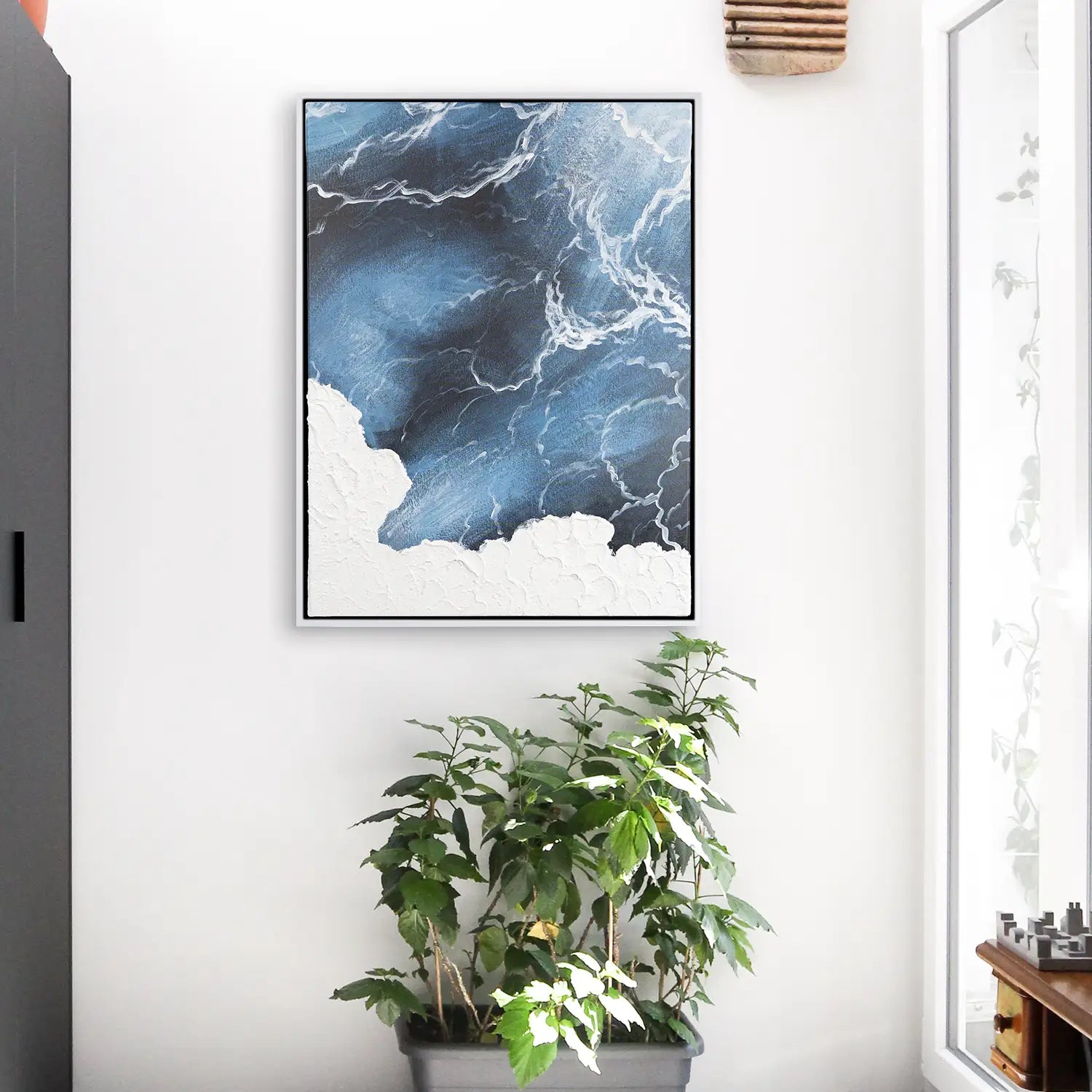 Wandbild 90x120 cm im Schattenfugenrahmen Weiß, handgemalt mit Acrylfarbe, moderne Abstraktion mediterraner Wellen und Meer – „Polarität des Lebens“
