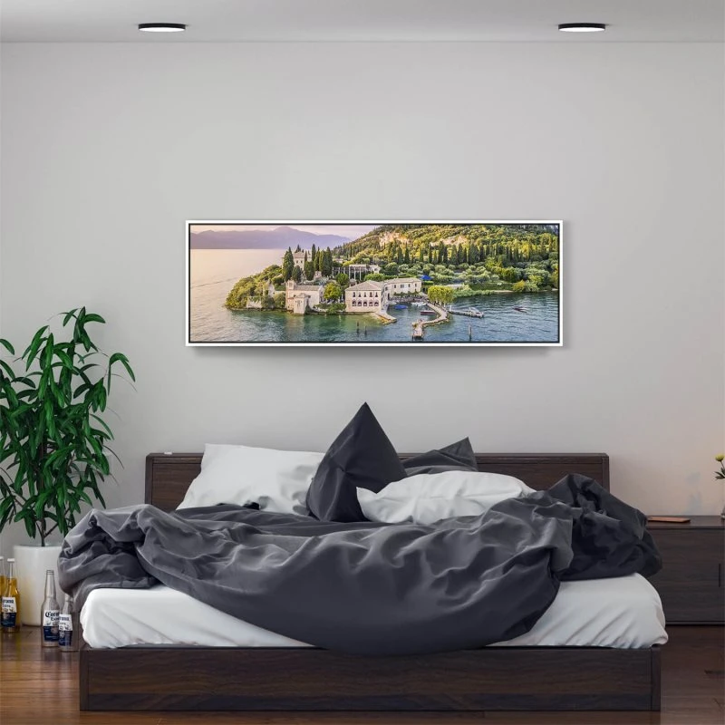 Strand & Meer Punta San Vigilio, Gardasee im weißen Bilderrahmen, 150x50cm