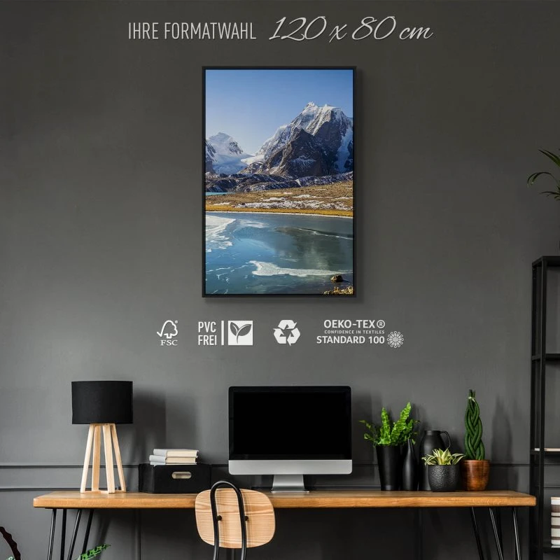 Berge & Gebirge Himalaya Gurudongmar See im Hochformat 80x120cm mit schwarzen Bilderrahmen