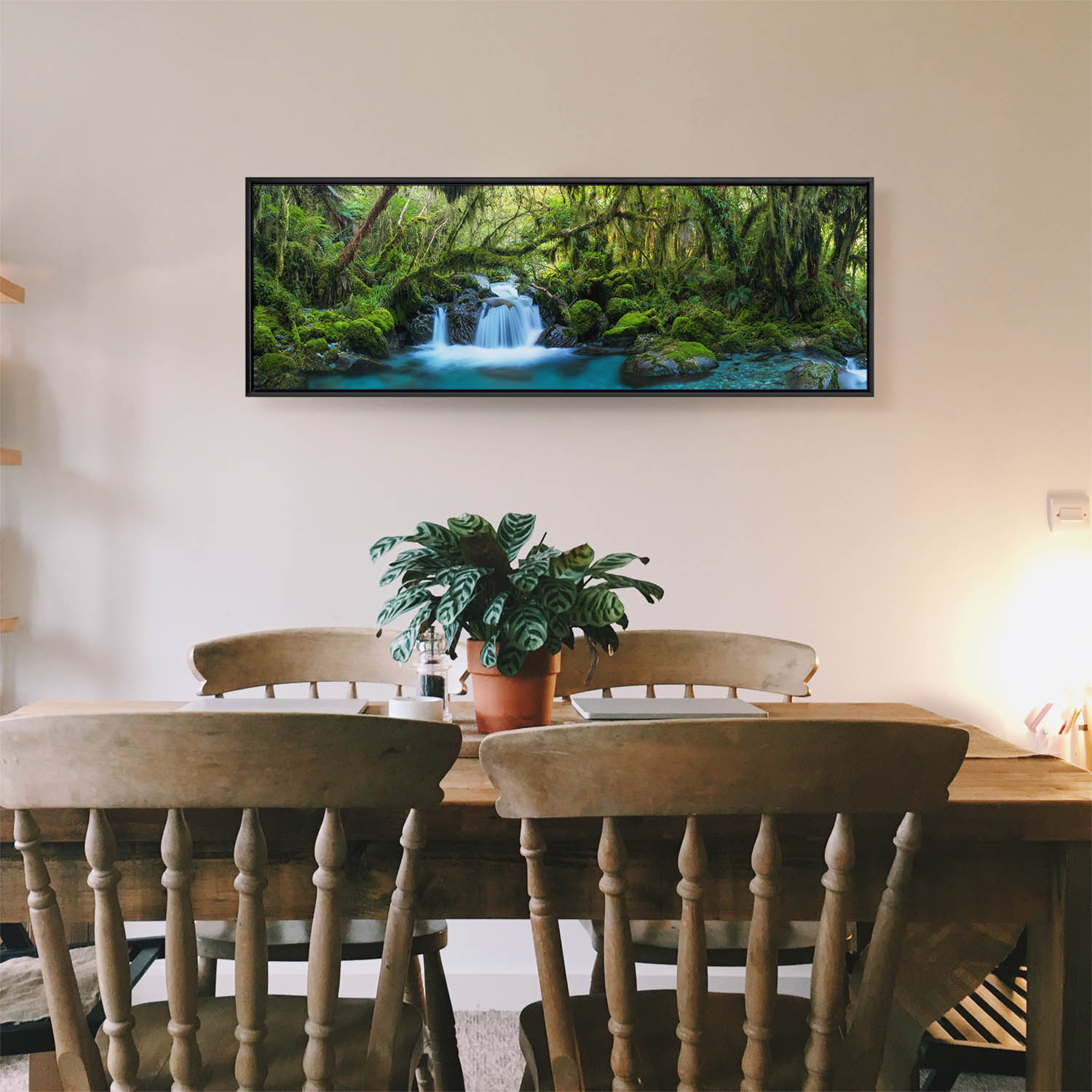 Dschungel idylischer Bachlauf im schwarzen Bilderrahmen, 150x50cm