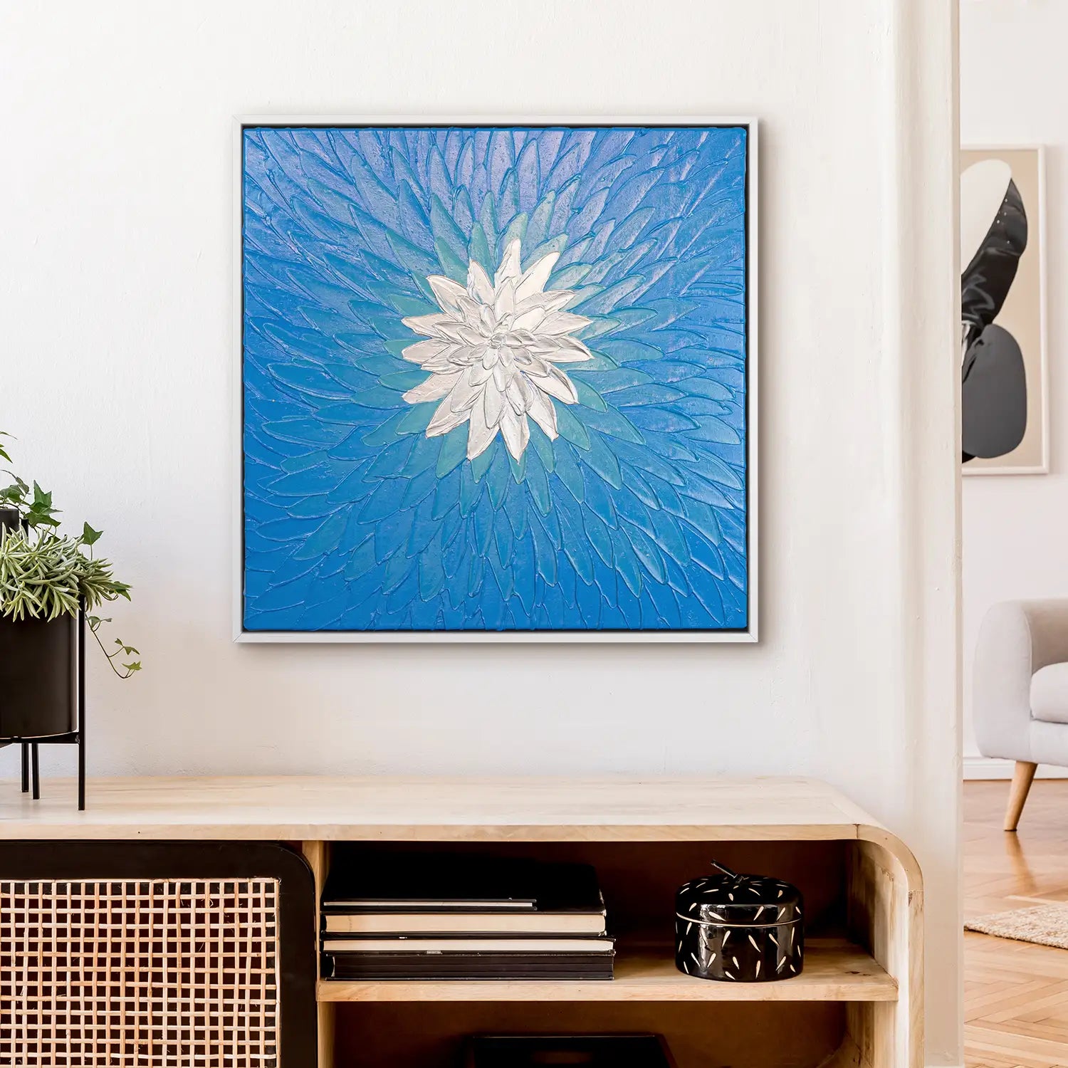 Leinwandbild handgemalt 80x80 cm im Schattenfugenrahmen Weiß – kraftvolle Blüte in Blau und Silber, modern und abstrakt, für Büro, Wohnzimmer und Schlafzimmer – „Geist der Freiheit“