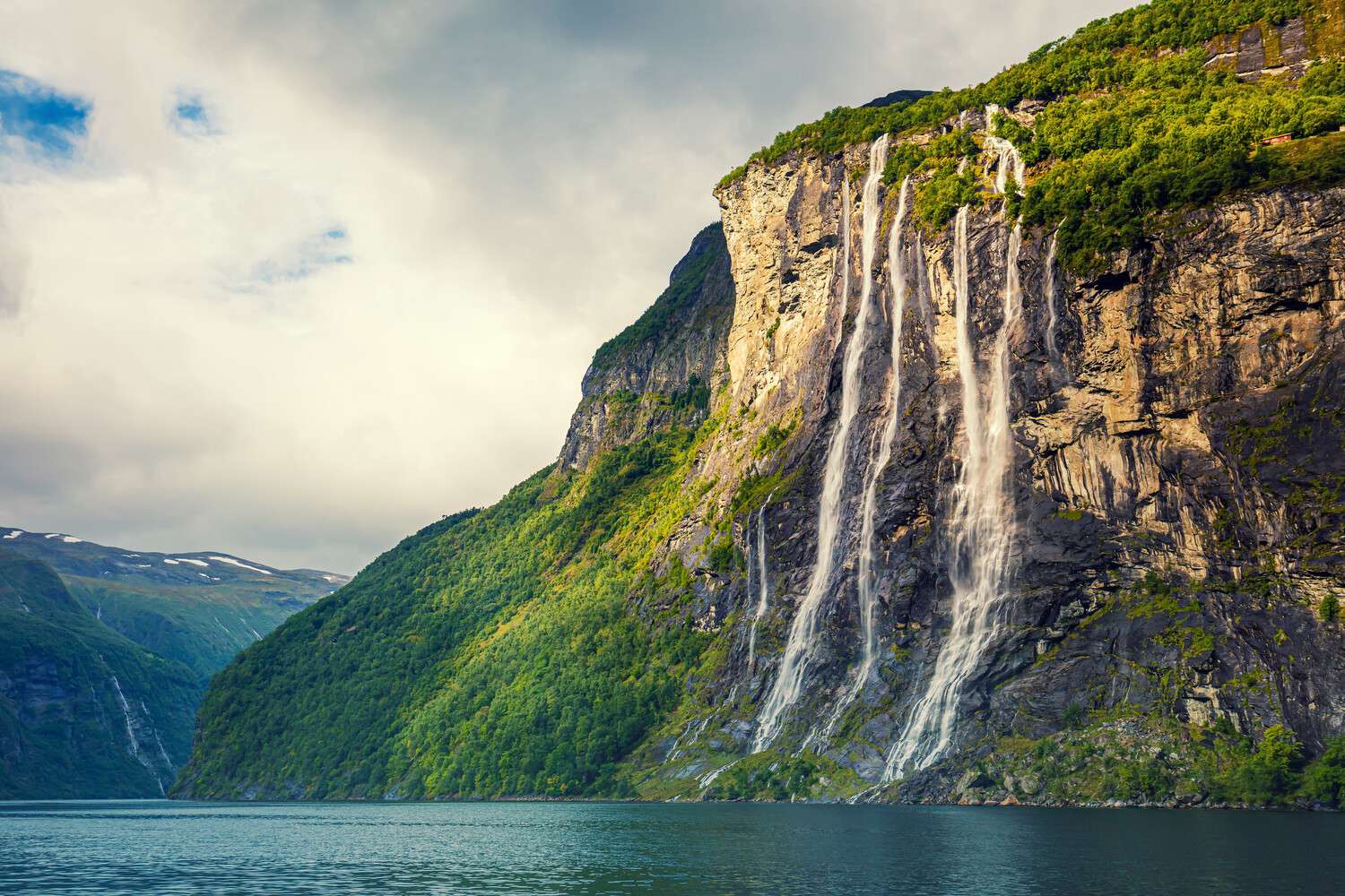 Wasserfall Seven Sisters im schwarzen Bilderrahmen, 90x60cm