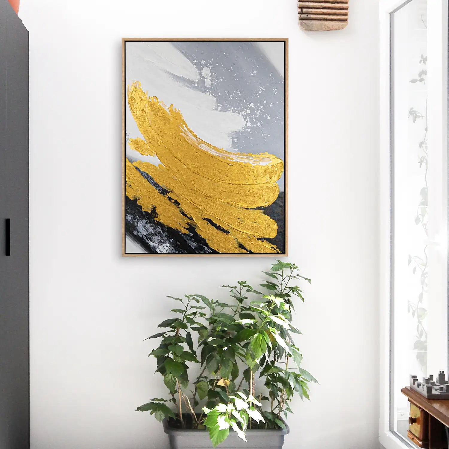 Gemälde 150x200 cm im Rahmen Eiche hell, handgemalt mit Acrylfarbe und Strukturpaste, abstrakte Komposition in Gold, Weiß, Schwarz und Grau – „Goldene Reflexionen“