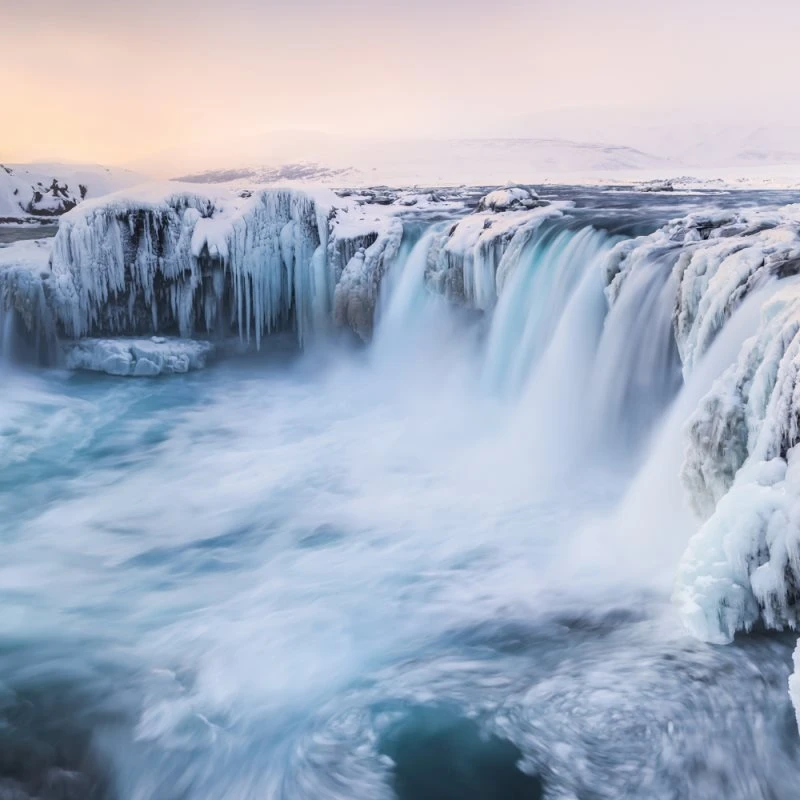 Wasserfall Godafoss, Island im weißen Bilderrahmen, 50x50cm