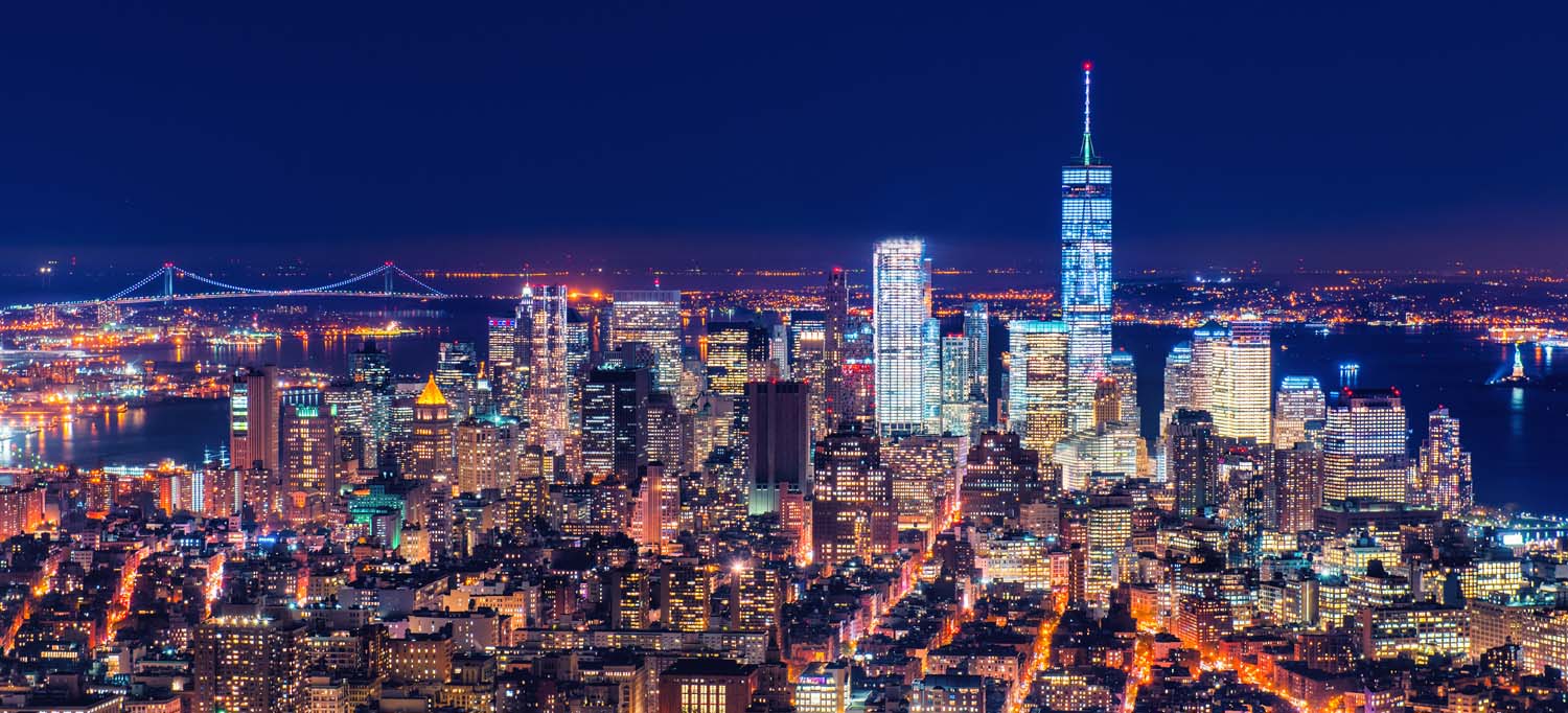 Skyline Manhatten bei Nacht im schwarzen Bilderrahmen, 110x50cm