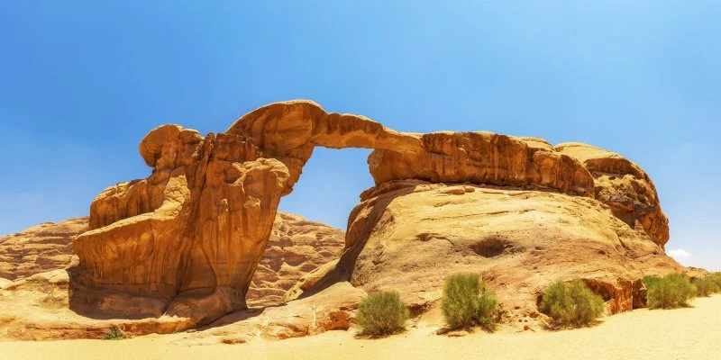 Berge & Gebirge Wadi Rum Wüste im schwarzen Bilderrahmen, 120x60cm