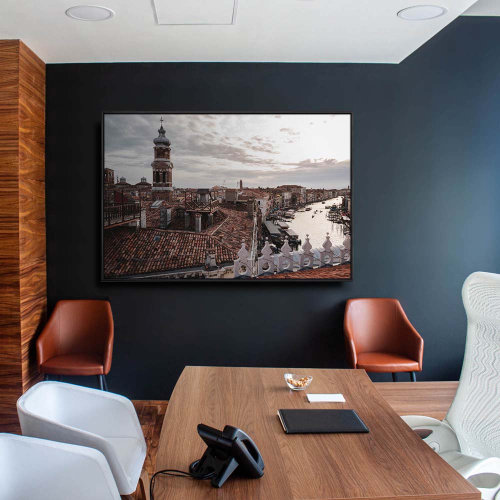 Skyline Über den Dächern von Venedig im schwarzen Bilderrahmen, 110x50cm