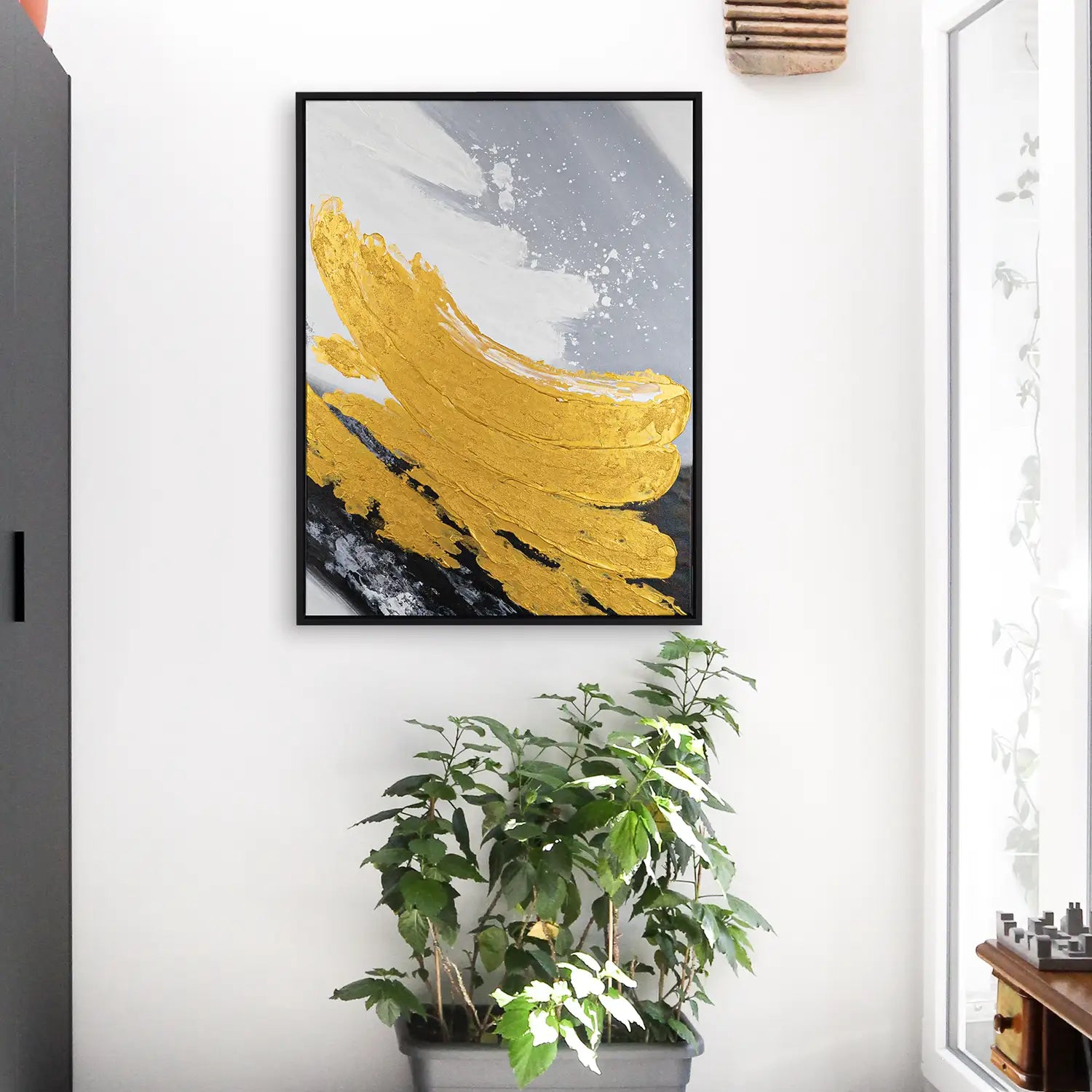 Wandbild 60x80 cm im Schattenfugenrahmen Schwarz, handgemalt mit Strukturpaste und Acrylfarbe, abstrakte Komposition in Gold, Weiß, Schwarz und Grau – „Goldene Reflexionen“