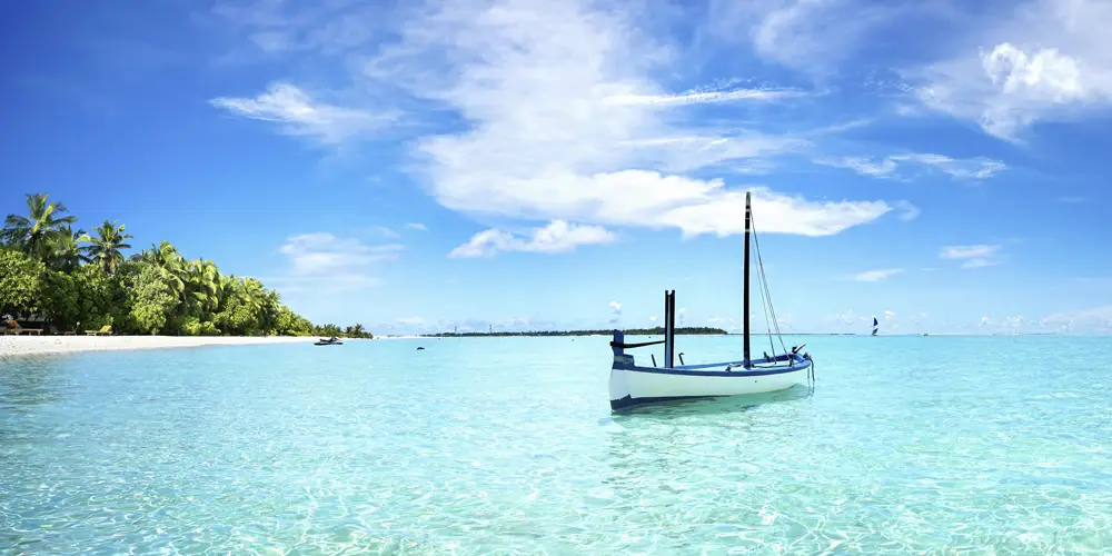 Strand & Meer Karibik Boot im schwarzen Bilderrahmen, 120x60cm