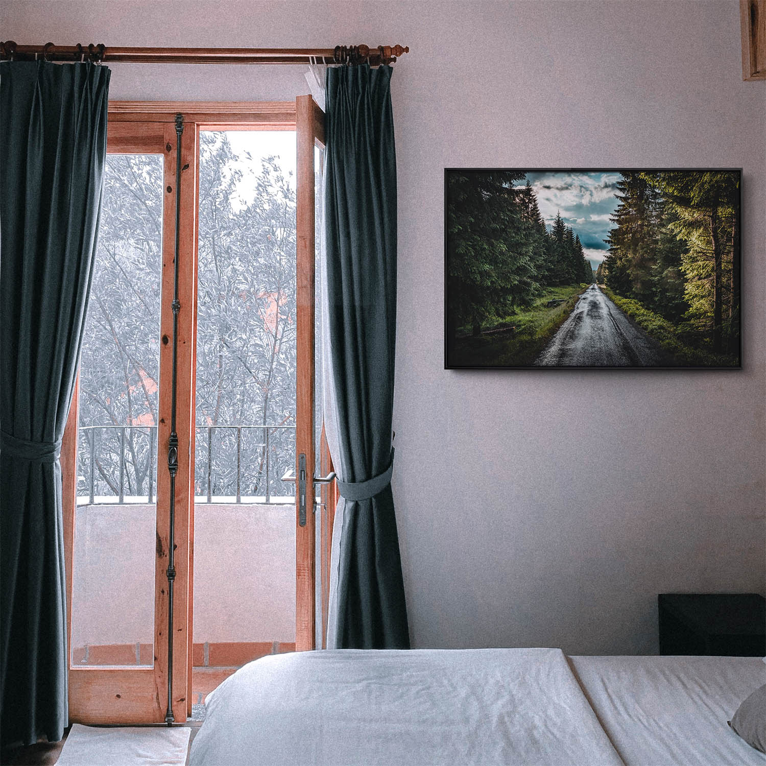 Wald & Bäume Tannenpfad im schwarzen Bilderrahmen, 80x80cm