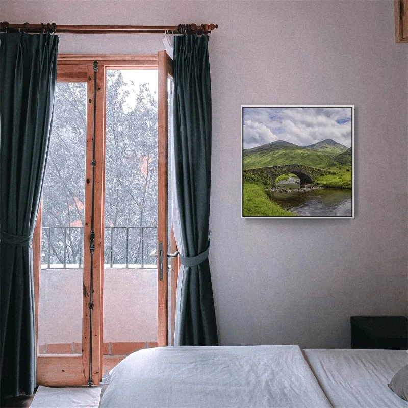 Berge & Gebirge Schottland Butter Bridge im weißen Bilderrahmen, 80x80cm