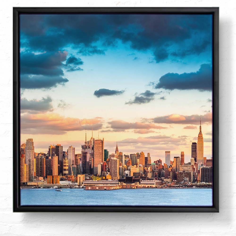 Skyline Panorama von New York im schwarzen Bilderrahmen, 50x50cm