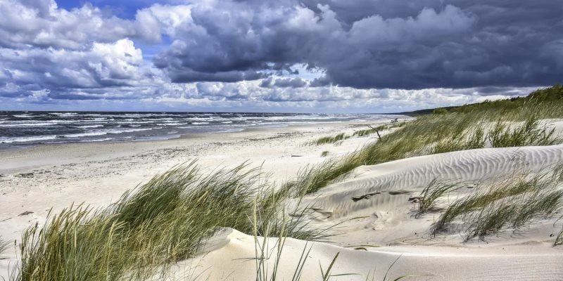 Strand & Meer Ostsee Strand Polen im schwarzen Bilderrahmen, 120x60cm
