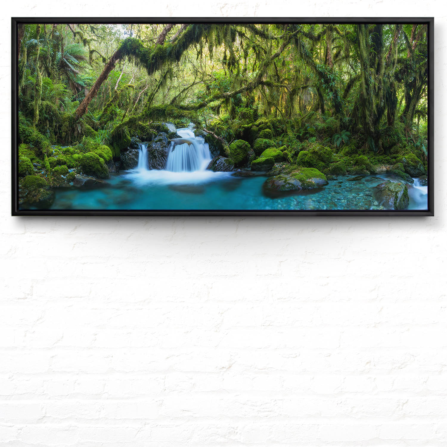Dschungel idylischer Bachlauf im schwarzen Bilderrahmen, 110x50cm