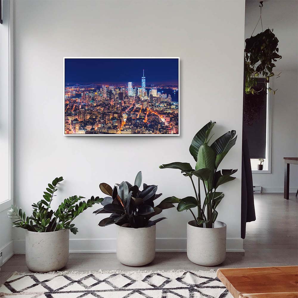 Skyline Manhatten bei Nacht im weißen Bilderrahmen, 50x50cm