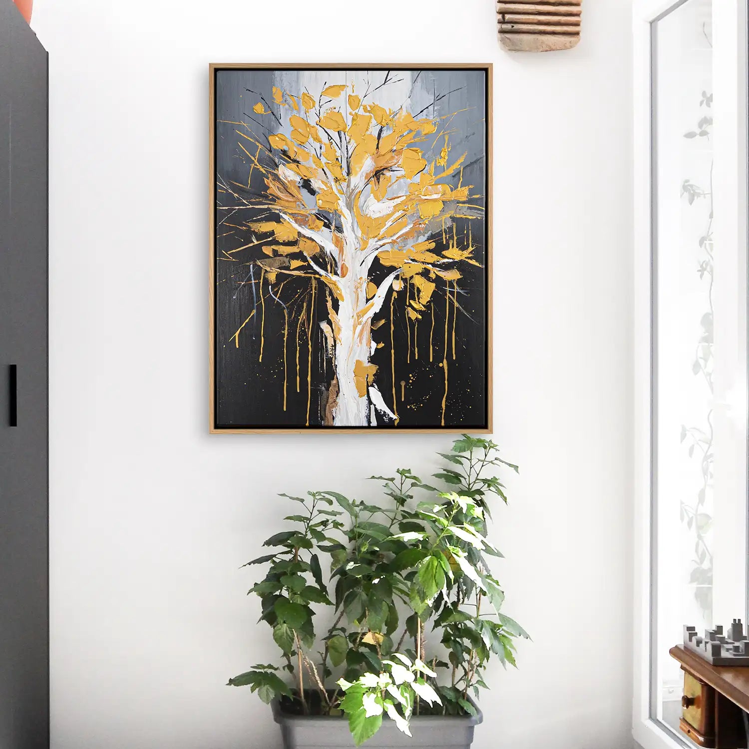 Wandbild echt handgemalt 150x200 cm im Rahmen Eiche hell, abstrakte Baumkrone in Gold und Schwarz – „Golden Leaves“