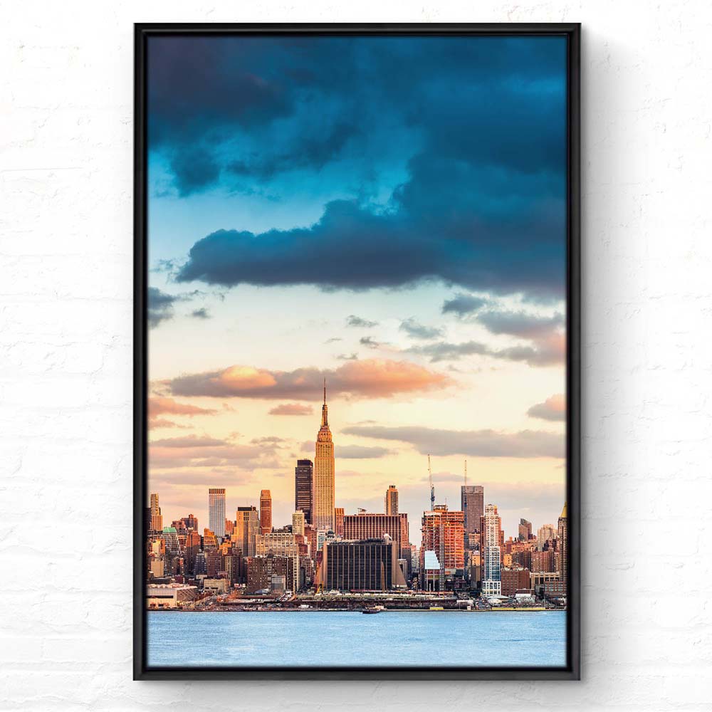 Skyline Panorama von New York im Hochformat 60x90cm mit schwarzen Bilderrahmen