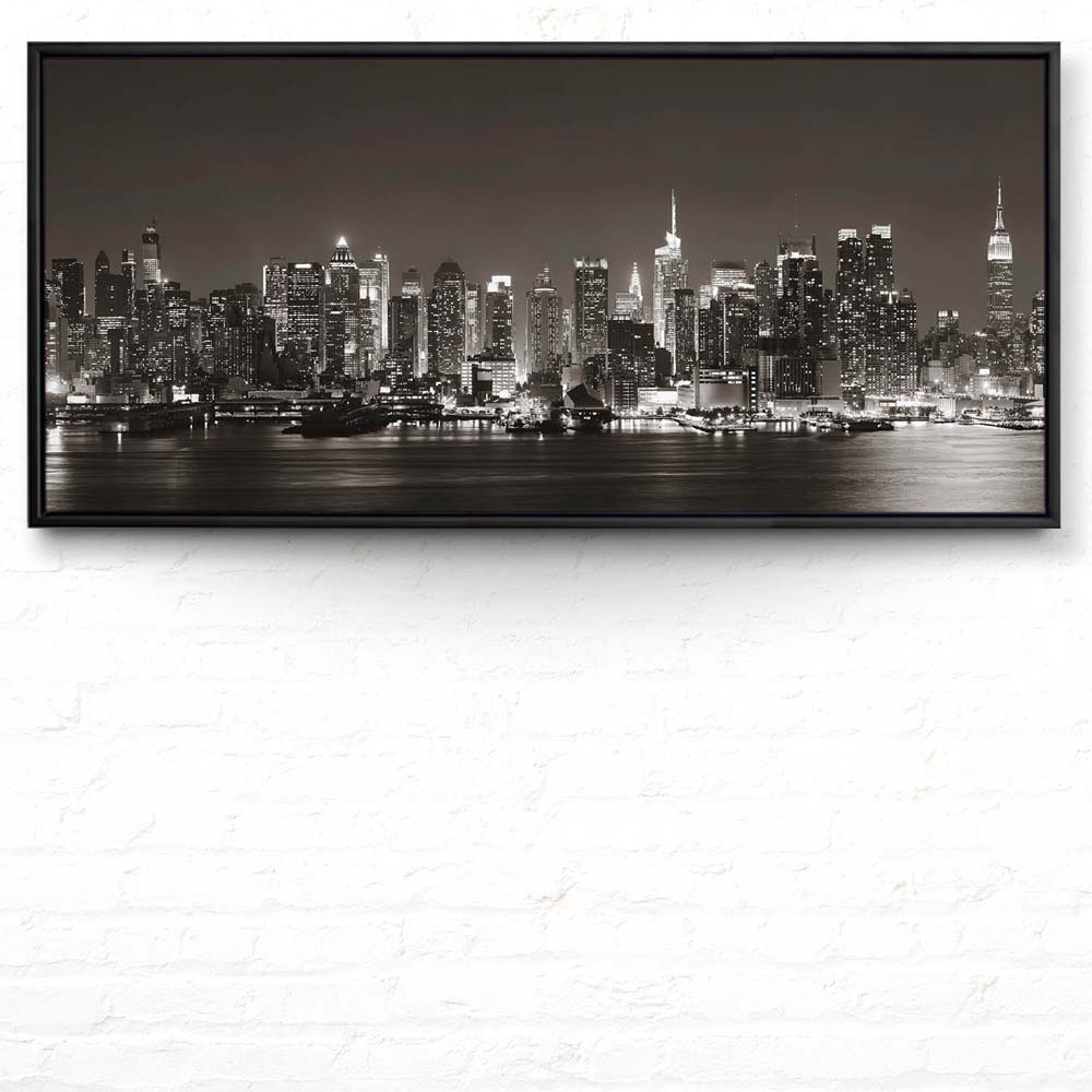 Skyline New York nachts im schwarzen Bilderrahmen, 110x50cm
