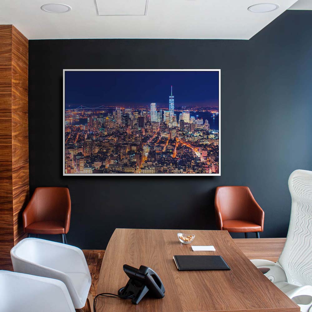Skyline Manhatten bei Nacht im weißen Bilderrahmen, 50x50cm