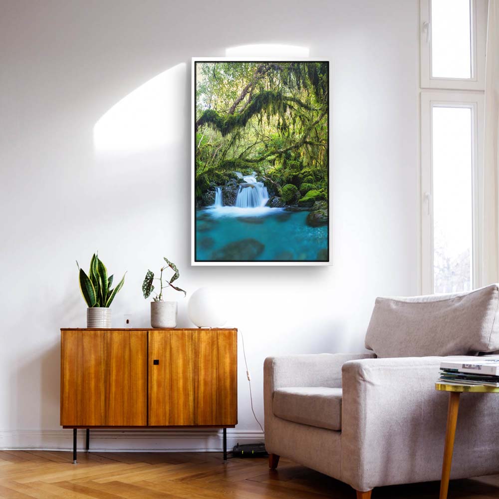 Dschungel idylischer Bachlauf im weißen Bilderrahmen, 200x150cm