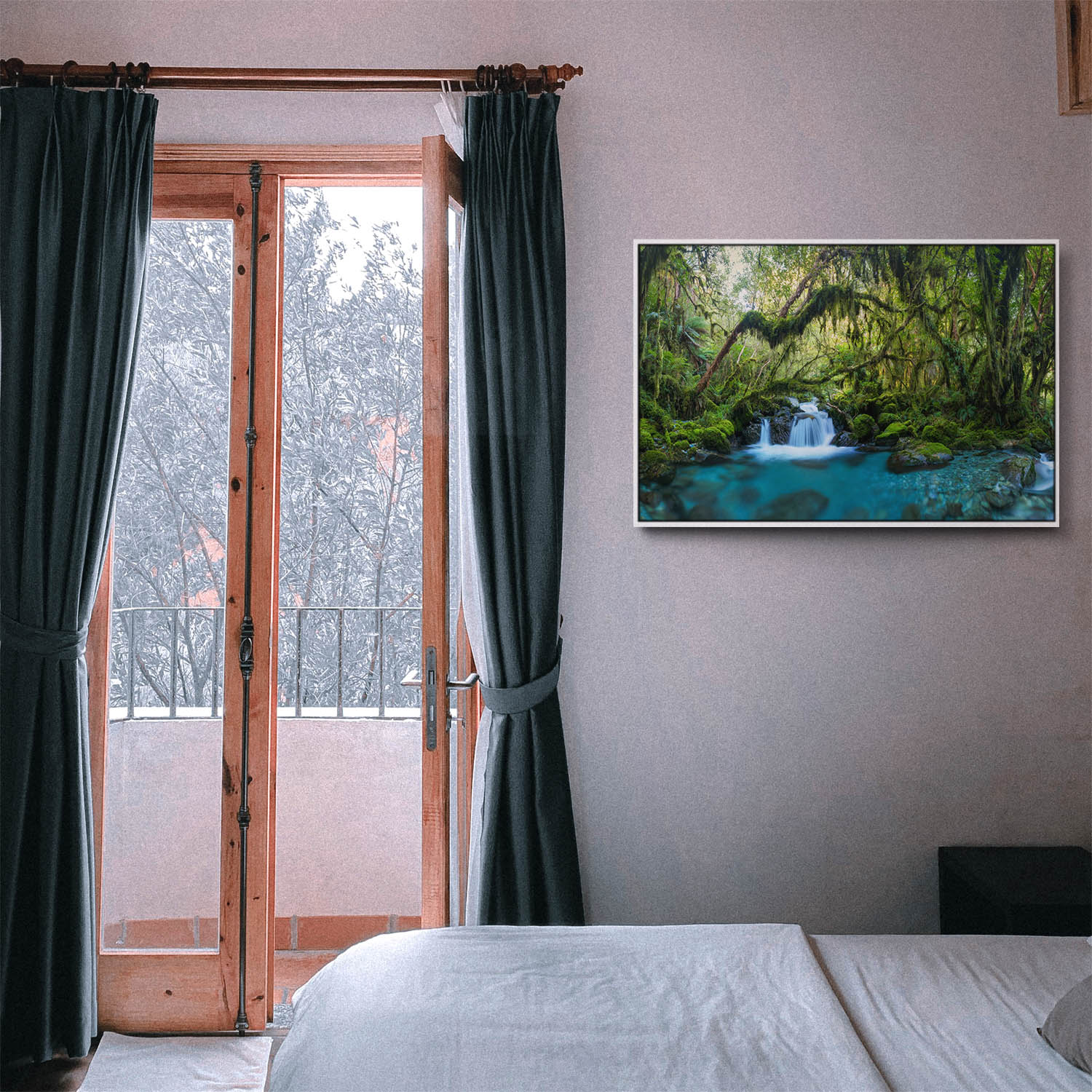 Dschungel idylischer Bachlauf im weißen Bilderrahmen, 200x150cm