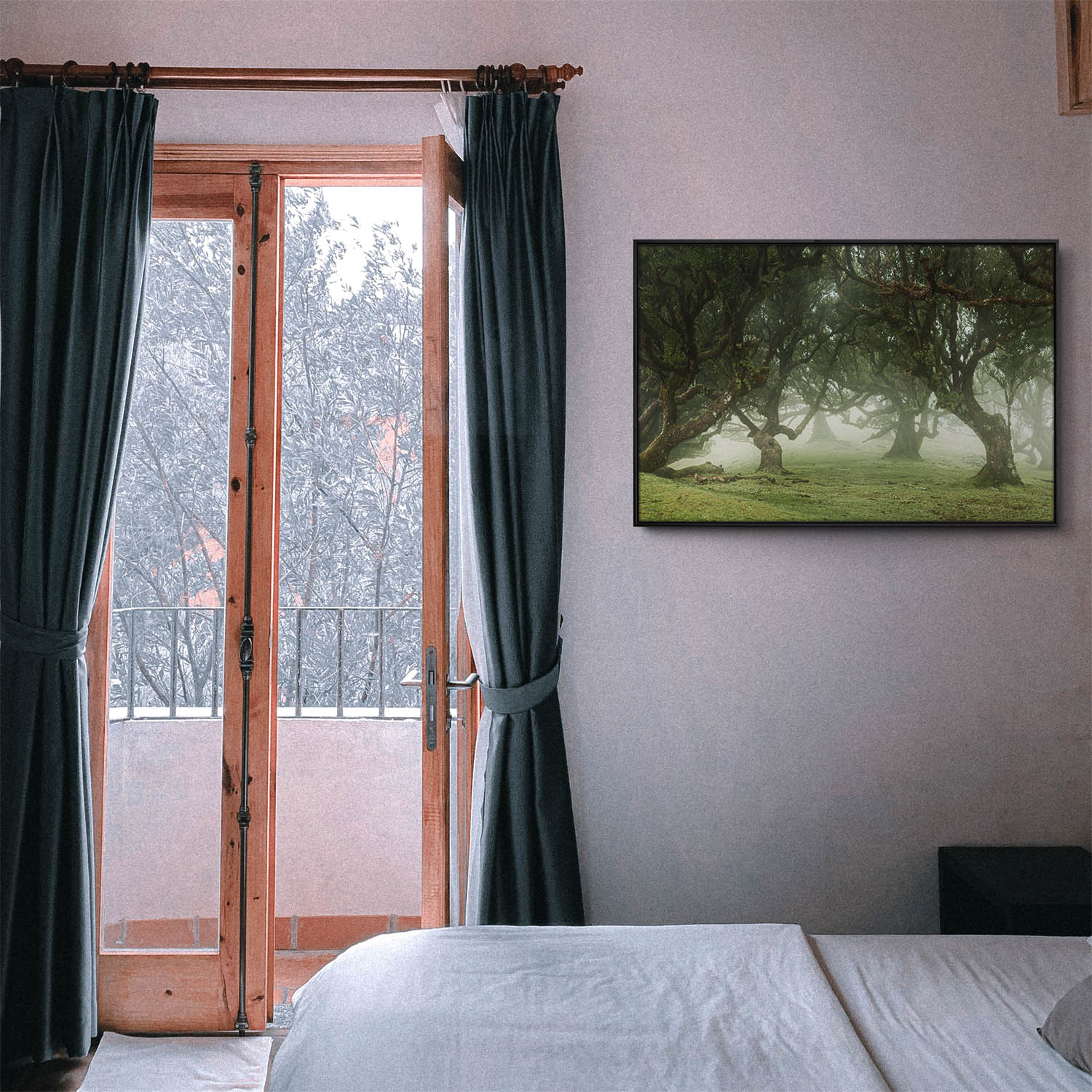 Wald & Bäume Nebel Gestalten im schwarzen Bilderrahmen, 150x50cm