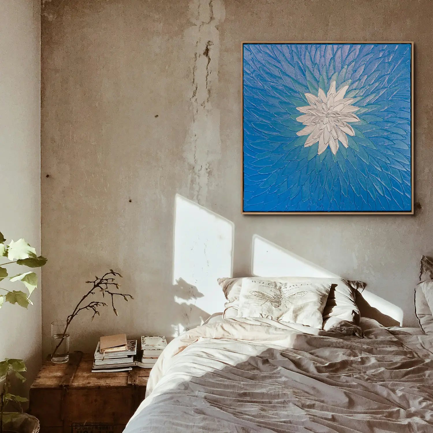 Wandbild echt handgemalt 60x60 cm im Rahmen Eiche hell – kraftvolle Blüte in Blau und Silber, modern und abstrakt – „Geist der Freiheit“