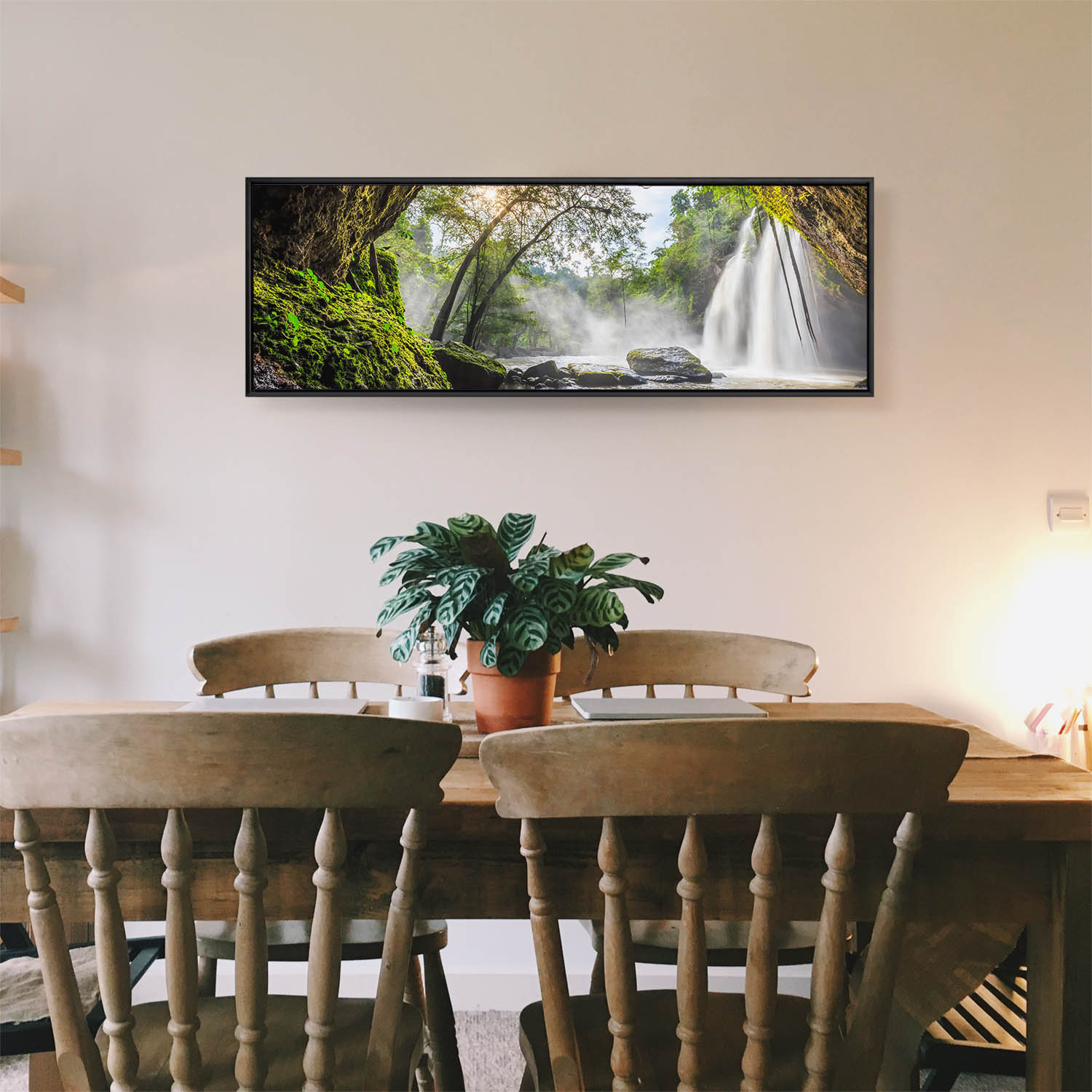 Regenwald Höhlenfall im schwarzen Bilderrahmen, 110x50cm
