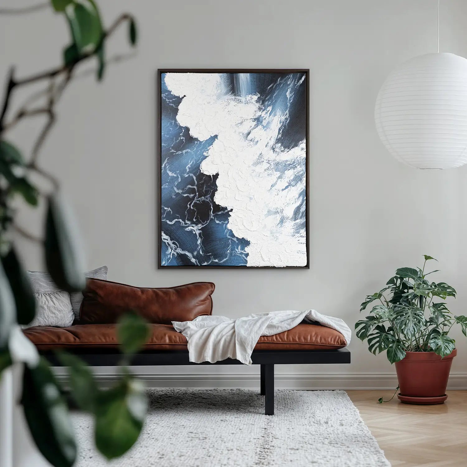 Gemälde 60x80 cm im Rahmen Eiche dunkel, dynamische Wellen in kraftvollem Blau und schäumendem Weiß, handgemalt mit Acrylfarbe und Strukturpaste – „Wellen des Seins“