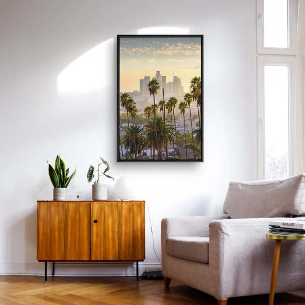 Skyline Los Angeles Palmen im Hochformat 100x150cm mit schwarzen Bilderrahmen