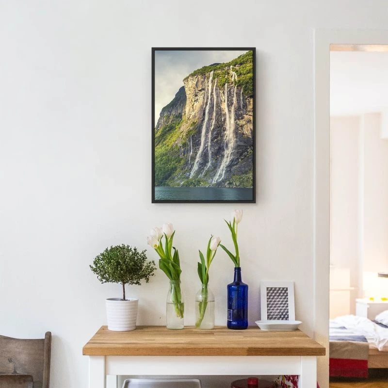 Wasserfall Seven Sisters im Hochformat 100x150cm mit schwarzen Bilderrahmen