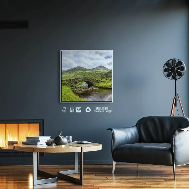 Berge & Gebirge Schottland Butter Bridge im weißen Bilderrahmen, 80x80cm