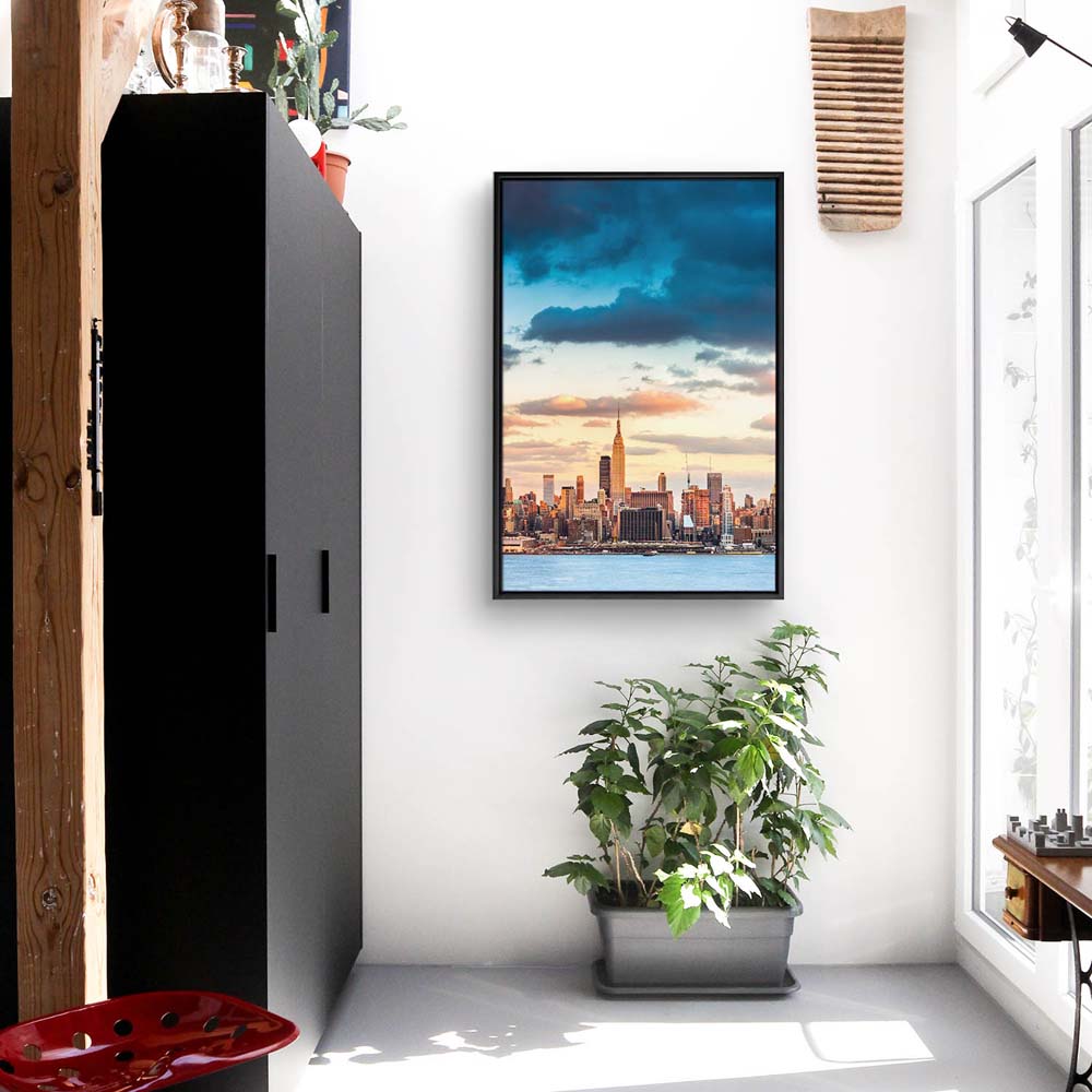 Skyline Panorama von New York im Hochformat 60x90cm mit schwarzen Bilderrahmen