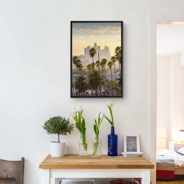 Skyline Los Angeles Palmen im Hochformat 100x150cm mit schwarzen Bilderrahmen