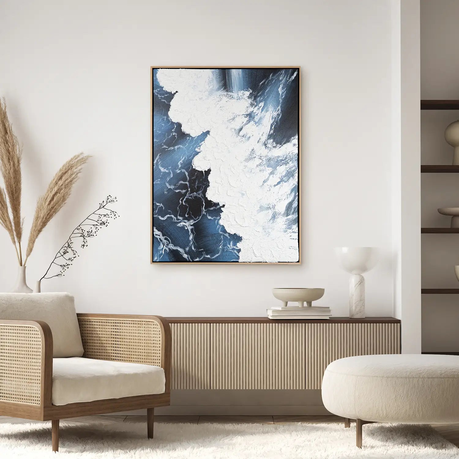 Leinwandbild 120x160 cm im Rahmen Eiche hell, dynamische Wellen in kraftvollem Blau und Weiß – „Wellen des Seins“