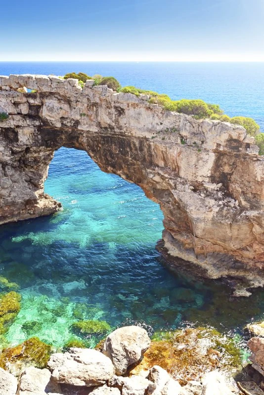 Poster 40x60cm im Hochformat, Bogen Es Pontas, Mallorca Strand & Meer
