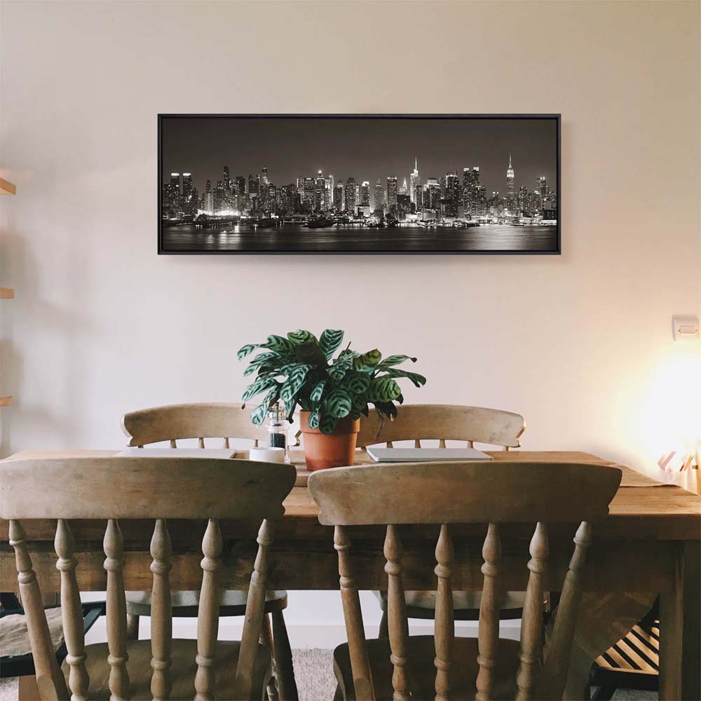 Skyline New York nachts im schwarzen Bilderrahmen, 110x50cm