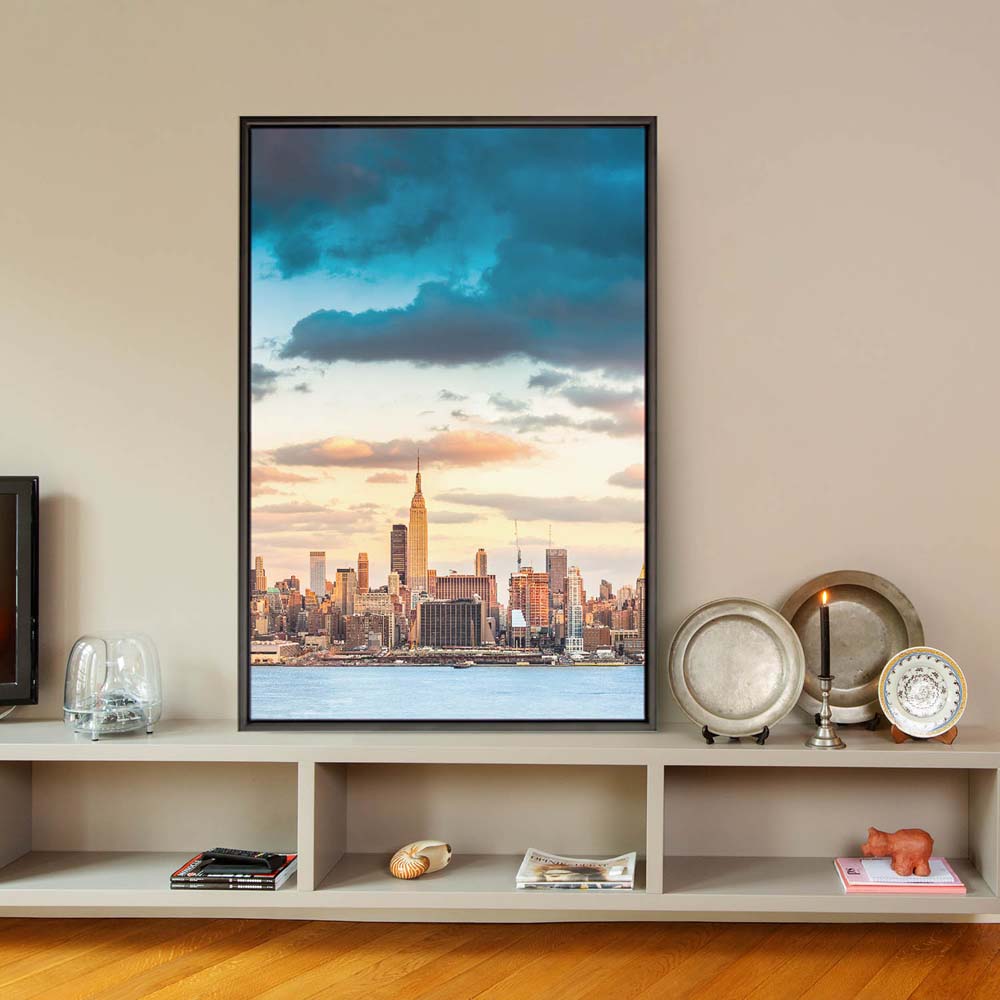 Skyline Panorama von New York im Hochformat 60x90cm mit schwarzen Bilderrahmen
