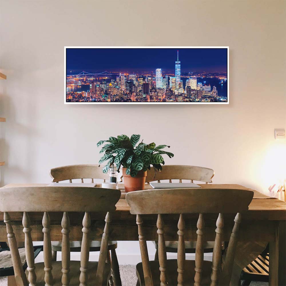 Skyline Manhatten bei Nacht im weißen Bilderrahmen, 50x50cm
