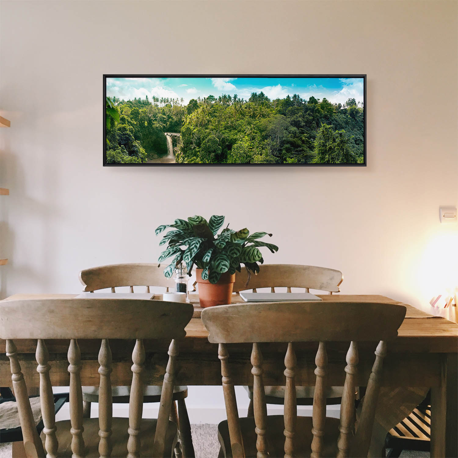 Dschungel Wasserfallpanorama im schwarzen Bilderrahmen, 120x60cm