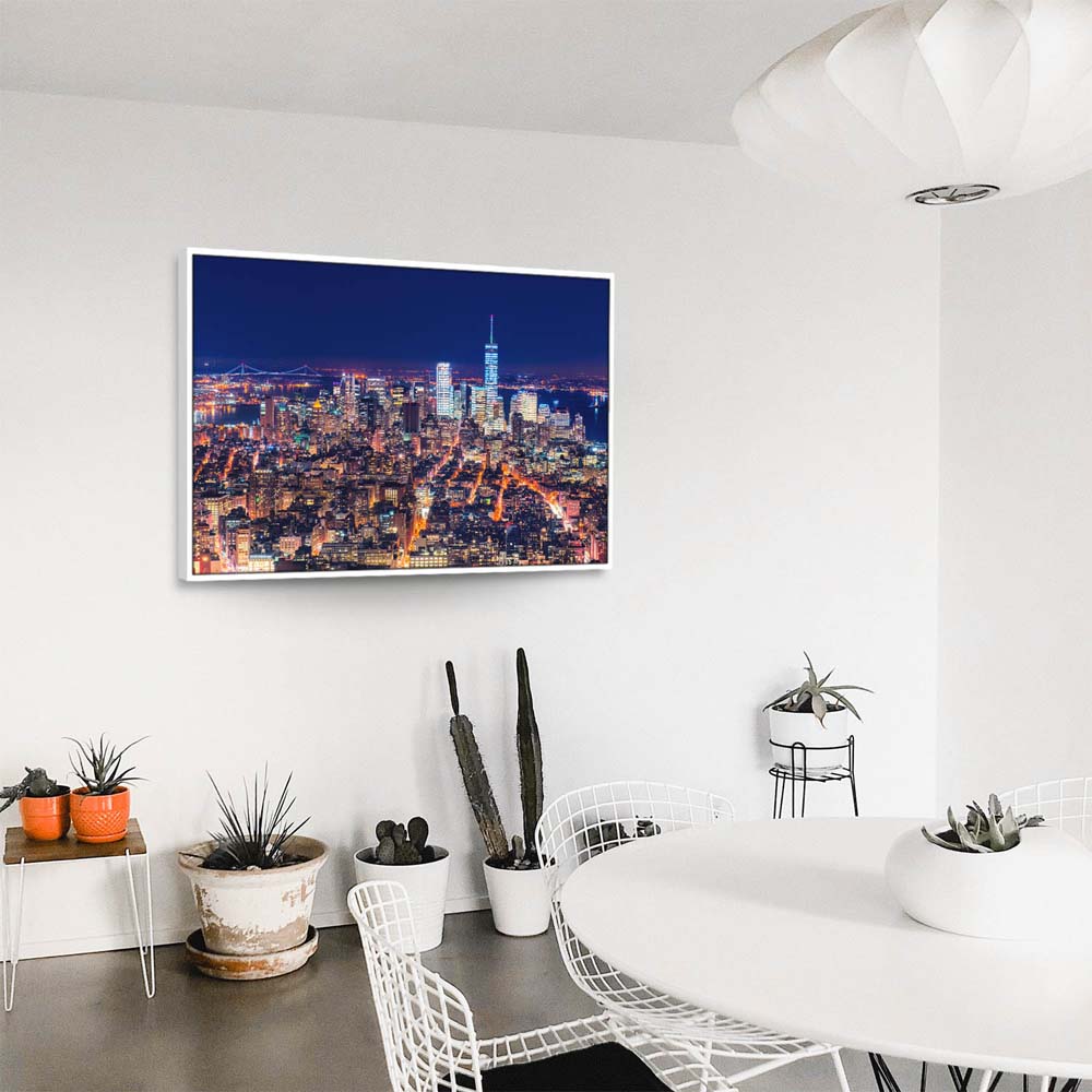 Skyline Manhatten bei Nacht im weißen Bilderrahmen, 50x50cm