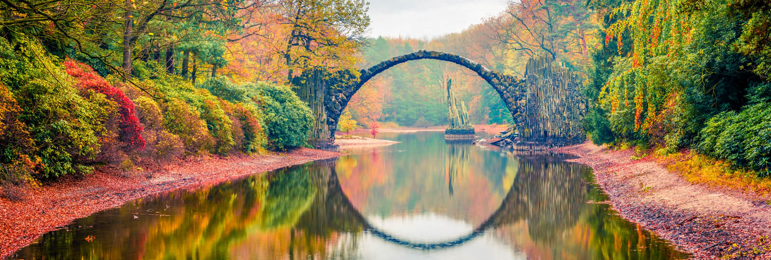 Wald & Bäume Herbst Rakotzbrücke, Kromlau im schwarzen Bilderrahmen, 150x50cm
