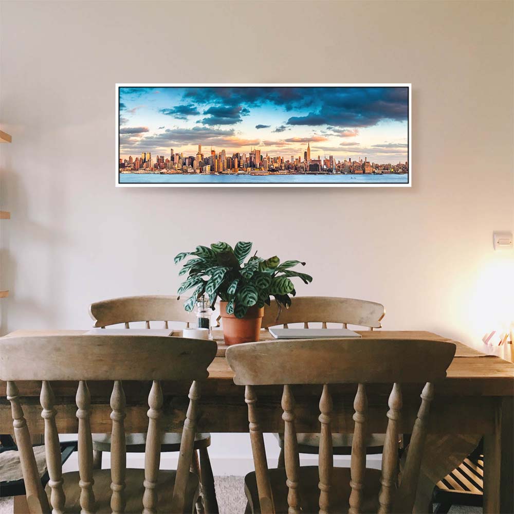 Skyline Panorama von New York im weißen Bilderrahmen, 180x120cm