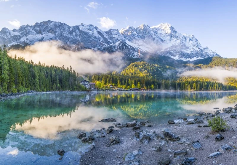 Berge & Gebirge Eibsee mit Zuspitze Alpen im weißen Bilderrahmen, 100x70cm