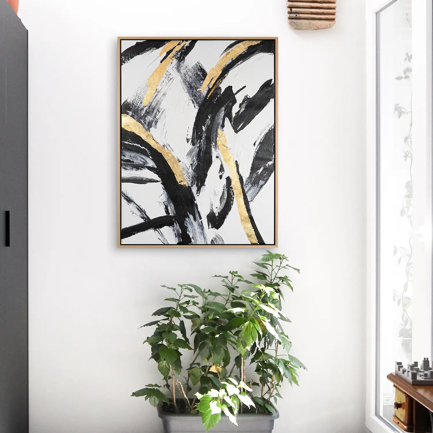 Wandbild echt handgemalt 120x160 cm im Rahmen Eiche hell – Explosion in Schwarz, Weiß und Gold, modern und abstrakt, ideal für Büro, Wohnzimmer und Schlafzimmer – „Ewiger Moment“