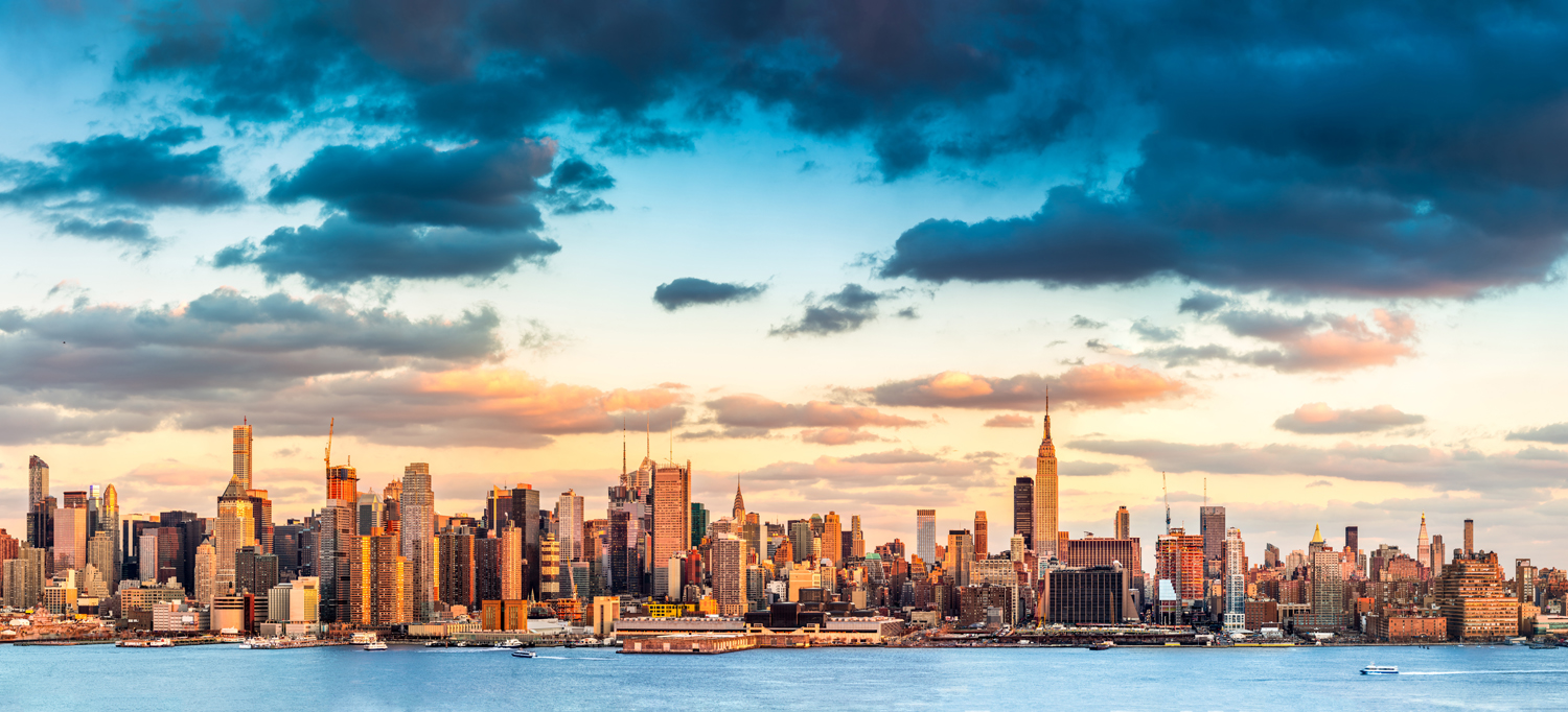 Skyline Panorama von New York im weißen Bilderrahmen, 110x50cm