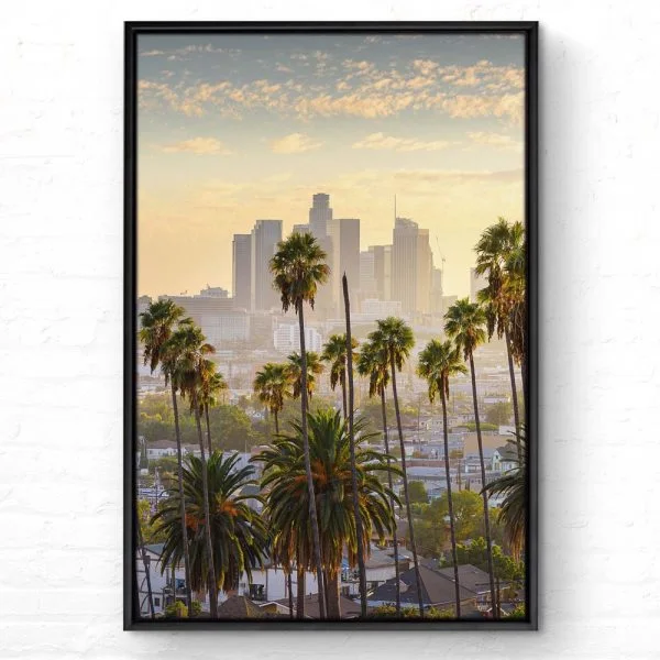 Skyline Los Angeles Palmen im Hochformat 100x150cm mit schwarzen Bilderrahmen