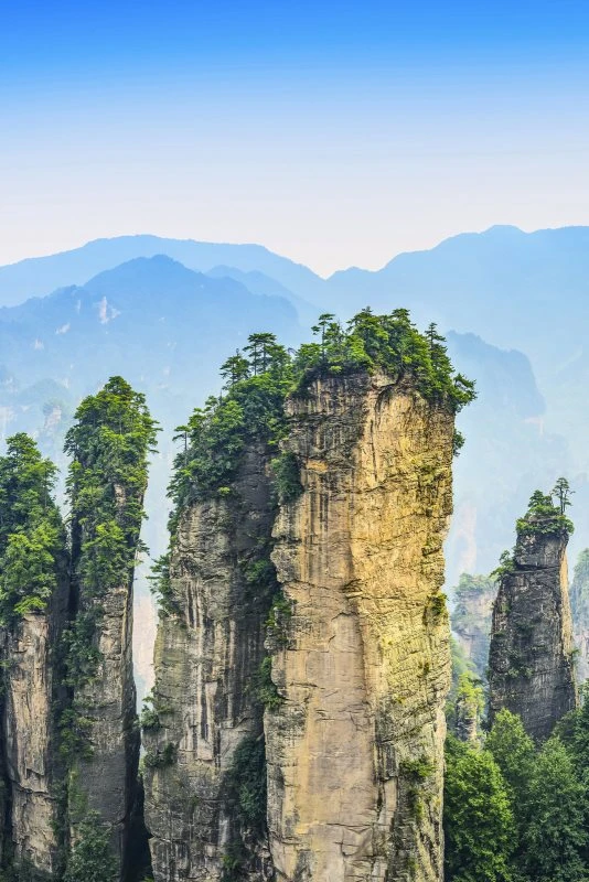 Berge & Gebirge Zhangjiajie Nationalpark im Hochformat 40x60cm mit schwarzen Bilderrahmen